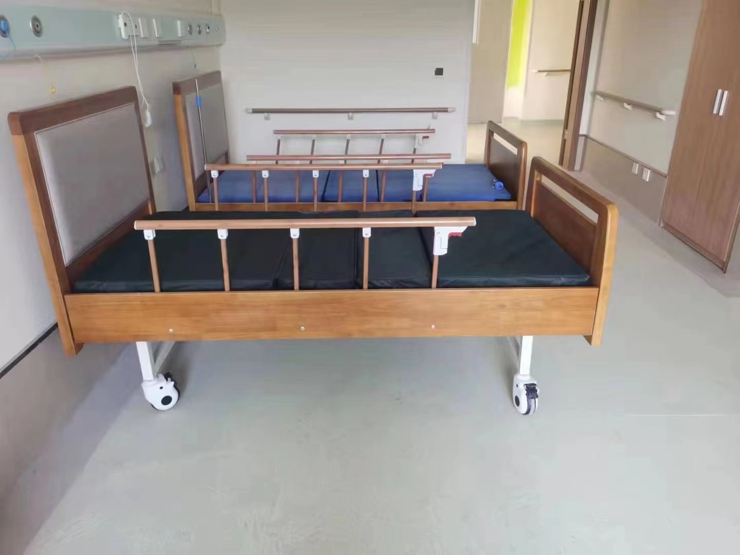 Wooden Siderail Frame Electric Five Functions Optional Nursing Home Bed for Care Home with Mattress China Manufacturer Cheap Price